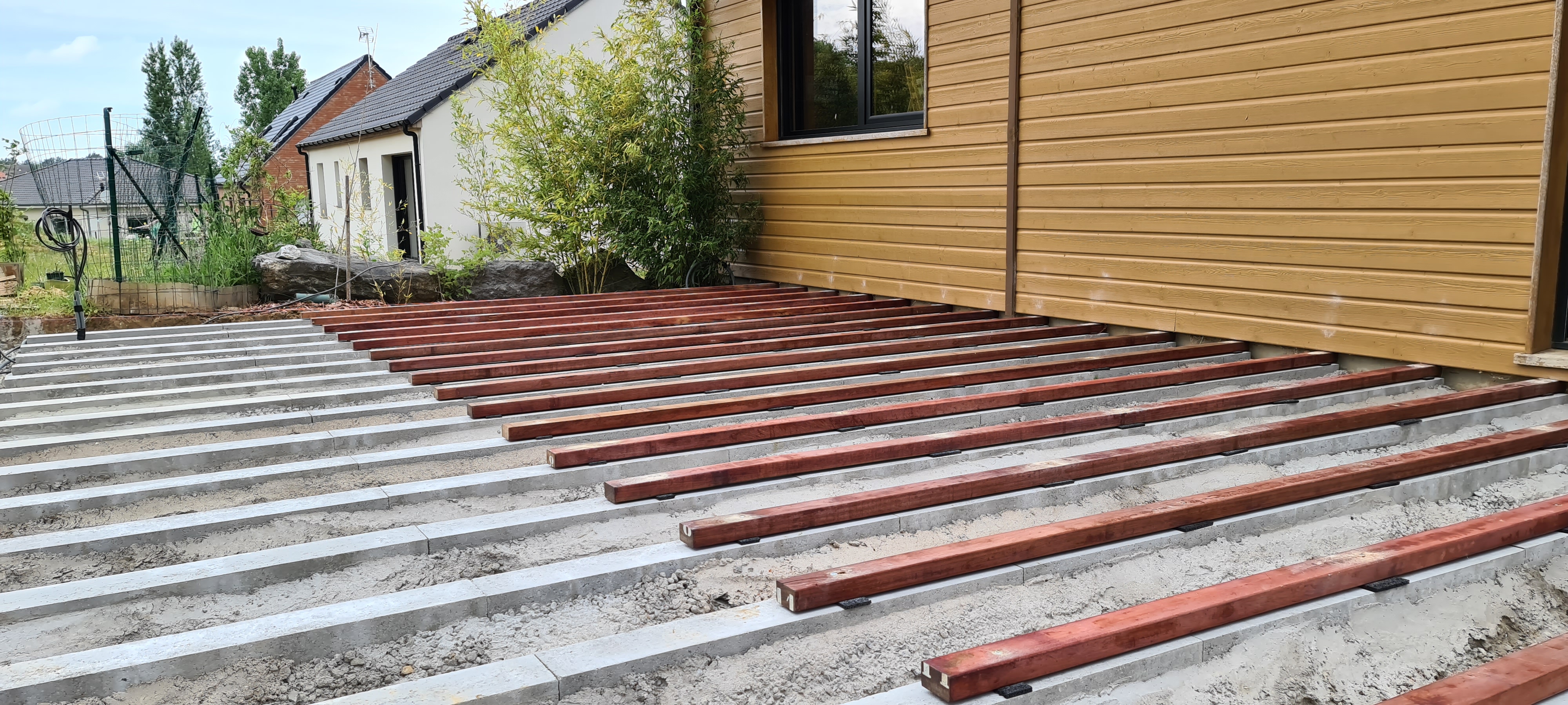 Création d'un accès en escalier pierre, enrochement et terrasse