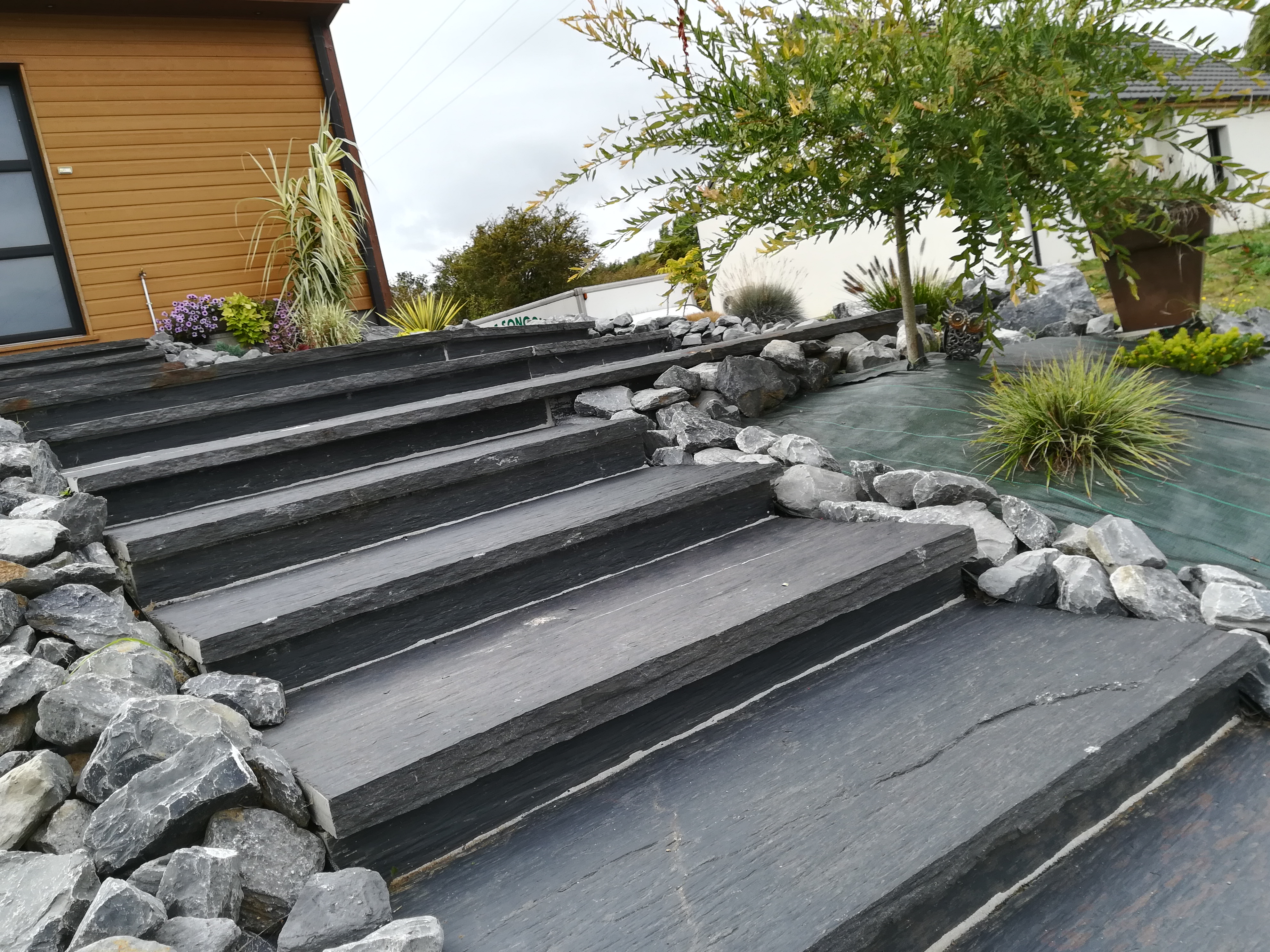 Création d'un accès en escalier pierre, enrochement et terrasse